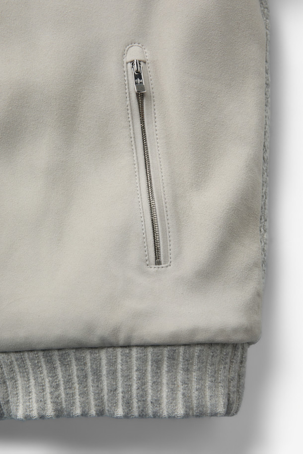 남성용 고트 스웨이드 하이브리드 구스 다운 블루종입니다. 부드러운 촉감의 고트 스웨이드와 니트 소재의 조화가 돋보이며, 등판과 소매는 니트 소재로, 카라와 퍼 배색으로 포인트를 더했습니다. 유럽피안 구스다운 충전재를 사용하여 보온성을 높였으며, 일상 및 데이트룩에 활용하기 좋은 캐주얼 스타일의 점퍼입니다. 레귤러핏으로 편안하게 착용 가능하며, 가을, 겨울 시즌에 따뜻함을 선사합니다. 집업 방식으로 간편하게 입고 벗을 수 있으며, 무지 디자인으로 다양한 스타일 연출이 용이합니다.
