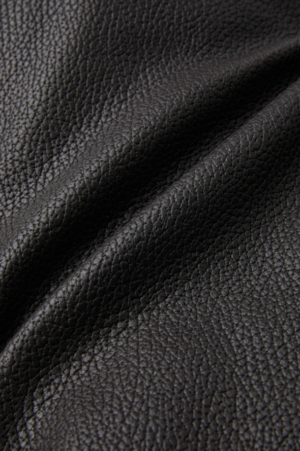 **램 엠보 G-1 구스 다운 점퍼**는 남성용 겨울 아우터로, 램스킨(가죽) 소재에 엠보싱 가공으로 고급스러움을 더했습니다. 베이직하고 캐주얼한 스타일로, 일상에서 편안하게 착용하기 좋습니다. 넉넉한 두께감과 부드러운 촉감, 소매와 밑단 니트 배색이 특징입니다. 유로피안 구스다운 충전재와 안감으로 보온성을 높였으며, 카라 퍼 디테일이 돋보이는 G-1 점퍼 스타일입니다. 집업 방식으로 간편하게 착용 가능하며, 레귤러 핏으로 제작되었습니다.
