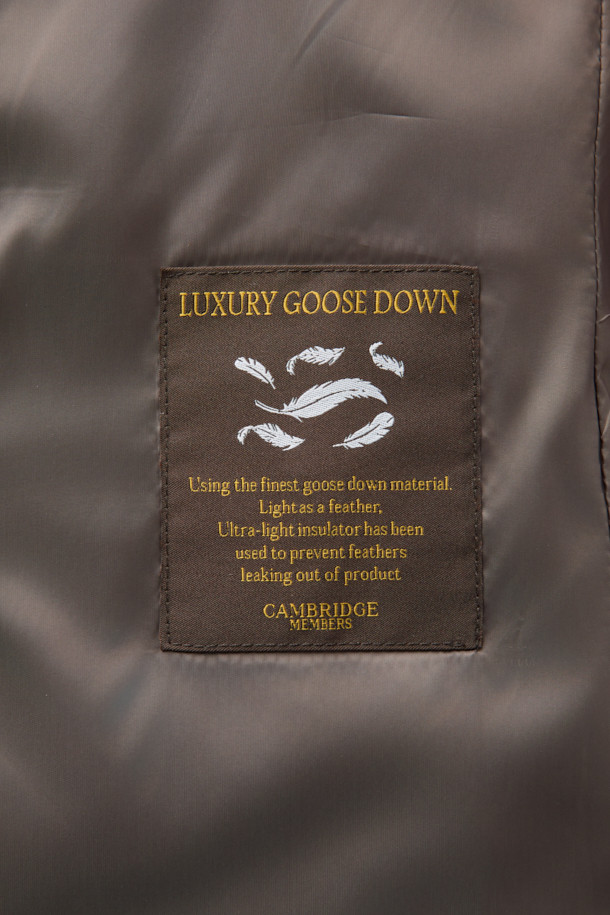 부드러운 스웨이드 소재와 따뜻한 구스다운 충전재가 돋보이는 남성용 램 스웨이드 후드 드라이빙 구스 다운 재킷입니다. 베이직하고 캐주얼한 스타일로, 일상과 비즈니스룩 모두에 잘 어울립니다. 탈부착 가능한 후드와 포근한 퍼 안감으로 보온성을 높였으며, 경량 설계로 편안한 착용감을 선사합니다. 브라운 컬러의 레귤러핏 드라이빙 재킷으로, 버튼 여밈 방식과 긴 소매 기장을 갖추었습니다. 겨울철, 클래식하면서도 미니멀한, 그리고 캐주얼한 스타일을 연출해보세요.
