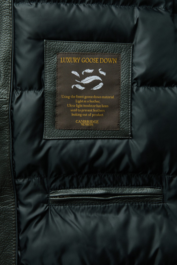 **램 스탠카라 구스 다운 사파리**는 부드러운 램스킨(양가죽) 소재와 구스다운 충전재를 사용하여 보온성을 극대화한 겨울 아우터입니다. 클래식하고 캐주얼한 스타일을 모두 아우르는 디자인으로, 일상 및 출근룩에 적합합니다. 하프 기장의 레귤러핏으로 제작되었으며, 탈부착 가능한 니트 칼라와 집업 여밈 방식이 특징입니다. 블랙과 다크 그린 두 가지 색상으로 만나볼 수 있으며, 무지 패턴으로 미니멀한 매력을 더했습니다. 추운 겨울, 스타일과 따뜻함을 동시에 잡을 수 있는 램 스탠카라 구스 다운 사파리를 경험해 보세요.
