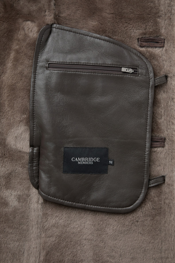 클래식하고 엘레강스한 무드를 자아내는 여성 램 무스탕입니다. 부드러운 소가죽 소재에 두꺼운 두께감으로 뛰어난 보온성을 자랑하며, 안감은 퍼로 마감하여 포근한 착용감을 선사합니다. 롱 기장의 브라운 컬러 무스탕으로, 시크한 스트라이프 패턴과 더블 페이스, 퍼 배색 디테일이 돋보입니다. 싱글 버튼 여밈과 레귤러핏으로 제작되어 데이트룩, 모임룩, 연말 모임룩 등 다양한 TPO에 활용 가능합니다.
