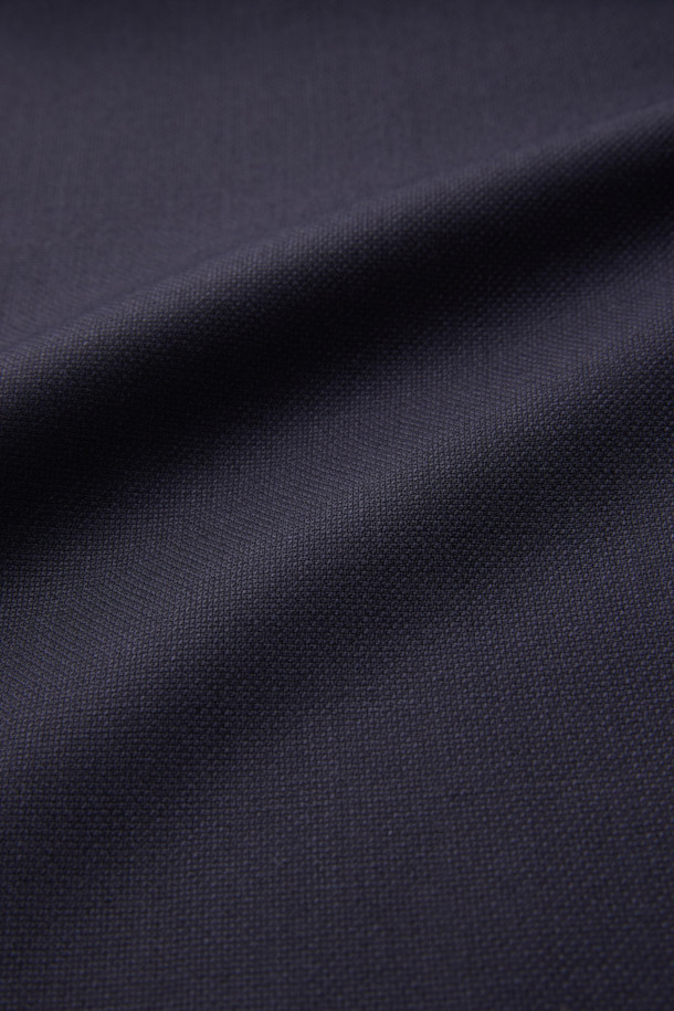 국내 울 조직감 수트 재킷 (Navy)는 오피스룩, 출근룩, 비즈니스 캐주얼에 적합한 남성용 수트 재킷입니다. 클래식하고 미니멀한 스타일을 추구하는 남성을 위해 디자인되었으며, 봄, 가을, 겨울 세 계절 모두 착용 가능합니다. 네이비 컬러의 무지 디자인에 조직감 있는 울 소재를 사용하여 고급스러움을 더했습니다. 레귤러 핏, 싱글 버튼 여밈, 긴 소매 기장으로 제작되었으며, 중간 두께감과 부드러운 촉감이 특징입니다. 정장 스타일의 재킷으로, 톤온톤 네이비 컬러가 세련된 인상을 줍니다.
