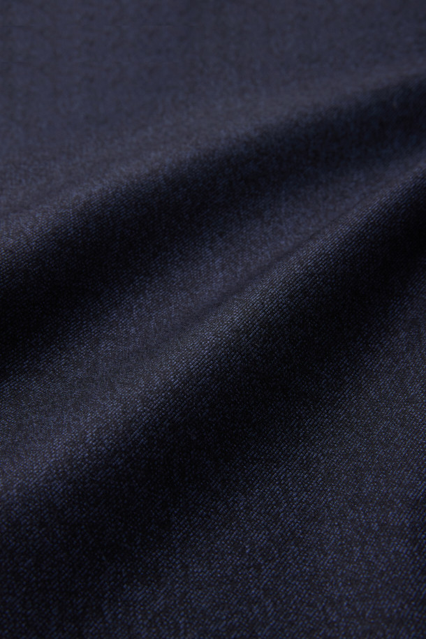 세련된 남성분들을 위한 국내 울 멜란지 수트 재킷 (Navy)입니다. 고급스러운 울 소재로 제작되어 부드러운 촉감과 뛰어난 착용감을 선사합니다. 클래식하고 포멀한 디자인으로, 오피스룩, 비즈니스 캐주얼, 출근룩 등 다양한 TPO에 활용 가능합니다. 레귤러핏 싱글버튼 스타일로, 미니멀하면서도 세련된 분위기를 연출합니다. 멜란지 원단 특유의 은은한 멋이 돋보이는 네이비 컬러의 정장 재킷입니다.
