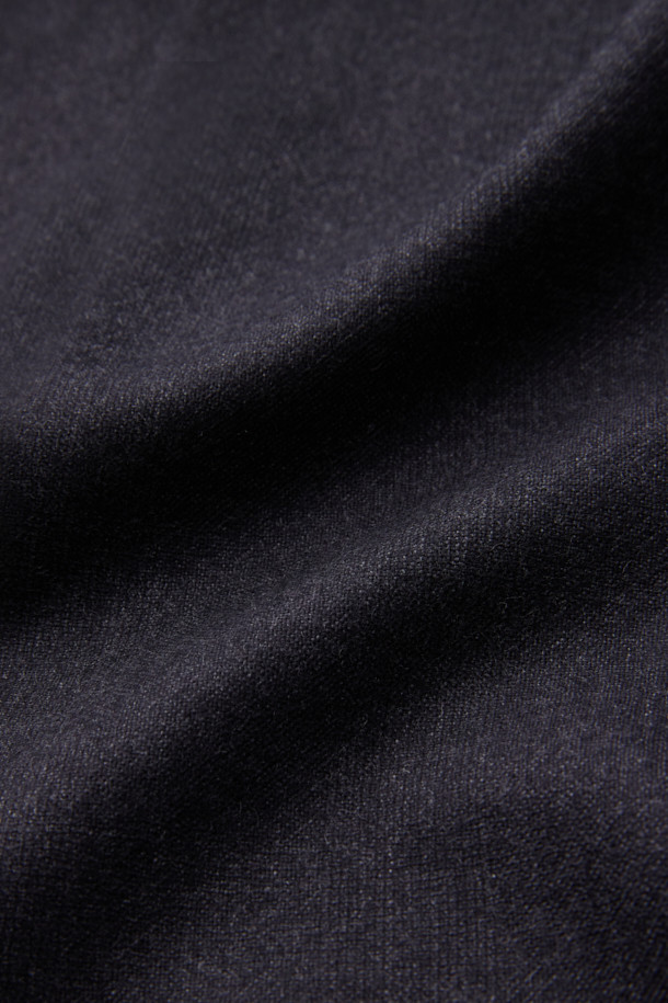 카벤디쉬 울 쉐도우체크 재킷 (Gray)은 남성 고객을 위한 클래식하고 포멀한 스타일의 자켓입니다. 울 소재로 제작되어 부드러운 드레이프성과 형태 안정성이 특징이며, 봄, 가을, 겨울 세 계절 모두 착용 가능합니다. 그레이 컬러의 글렌체크 패턴이 적용되어 세련된 느낌을 선사하며, 레귤러핏 싱글버튼 디자인으로 제작되었습니다. 오피스룩, 비즈니스 캐주얼, 모임룩 등 다양한 TPO에 활용하여 클래식, 미니멀, 시크한 스타일을 연출할 수 있습니다. 긴 소매 기장의 레귤러 기장 자켓입니다.
