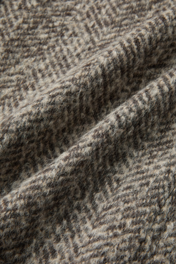 델피노 울알파카캐시 헤링본 발마칸 코트는 울, 알파카, 캐시미어의 고급 소재 혼방으로 제작되어 부드러운 촉감과 뛰어난 보온성을 자랑합니다. 클래식한 헤링본 패턴과 레귤러핏 디자인, 롱 기장으로 세련된 스타일을 연출하며, 가을/겨울 시즌 일상, 출근룩, 비즈니스 캐주얼, 모임룩 등 다양한 TPO에 활용 가능합니다. 레글런 소매 디테일과 싱글 버튼 여밈 방식으로 편안함과 활동성을 더했습니다. 시크하고 미니멀한 스타일을 선호하는 분들께 추천하는 발마칸 코트입니다.
