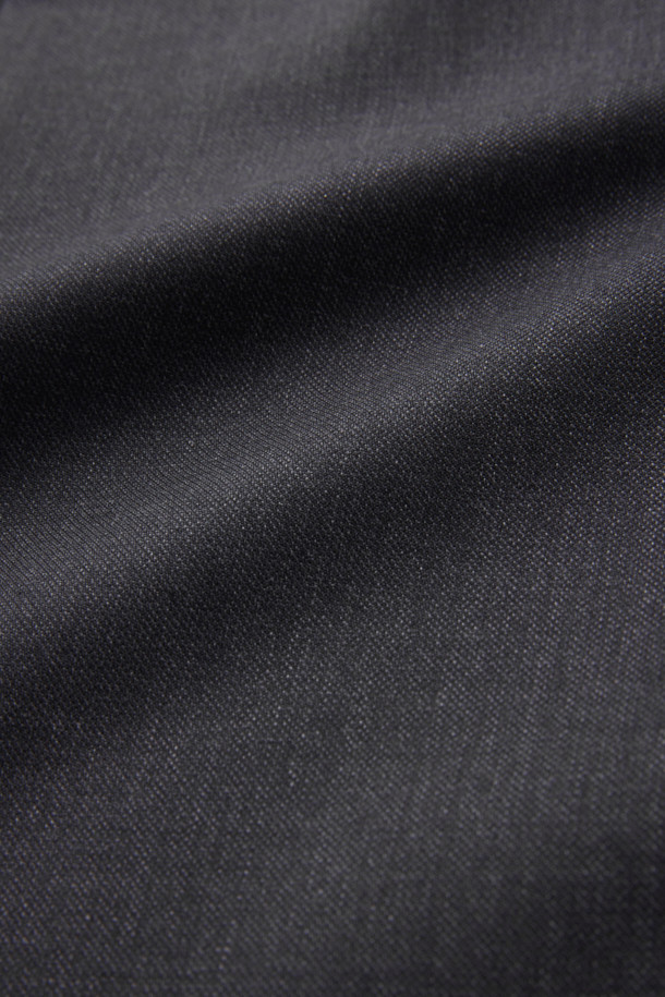 존 카벤디시 원단의 카벤디쉬 울 서지 솔리드 수트 재킷 (Gray)입니다. 윈저라인과 삭스킨 조직으로 제작되어 드레이프성과 형태 안정성이 우수하며, 슬림핏 디자인으로 모던한 스타일을 연출합니다. 고급스러운 울 (모) 소재로 제작되어 봄, 가을, 겨울 모두 착용 가능하며, 일상, 예복, 비즈니스 등 다양한 TPO에 활용할 수 있습니다. 무지(솔리드) 패턴에 싱글 버튼 여밈 방식으로 클래식하고 포멀한 분위기를 더합니다. 탄탄한 촉감과 긴 소매 기장으로 세련된 룩을 완성해보세요.
