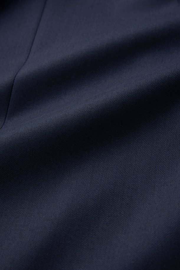 카벤디쉬 울 서지 자켓(Navy)은 남성 고객을 위한 포멀한 스타일의 정장 자켓입니다. 봄, 가을, 겨울 세 계절에 걸쳐 착용 가능하며, 예복 또는 비즈니스 용도로 적합합니다. 슬림핏 디자인에 싱글 버튼 여밈 방식, 레귤러 기장의 상의로 제작되었습니다. 고급스러운 울 소재와 드레이프성이 특징이며, 클래식하고 미니멀한 스타일을 연출합니다. 오피스룩, 비즈니스 캐주얼, 하객룩 등 다양한 TPO에 활용할 수 있습니다.
