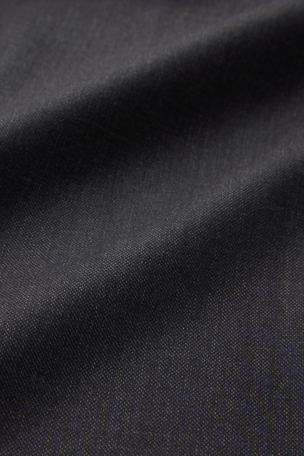 카벤디쉬 울 서지 솔리드 수트 재킷 (Gray)은 남성용 정장 수트 자켓입니다. 클래식하고 미니멀한 스타일로, 비즈니스 및 오피스룩에 적합하며, 사계절 착용 가능합니다. 슬림핏 디자인에 싱글 버튼 여밈 방식이며, 고급스러운 울 소재로 제작되어 드레이프성과 형태 안정성이 우수합니다. 윈저라인으로 세련된 핏을 연출하며, 긴 소매 기장을 갖춘 솔리드(무지) 패턴의 그레이 컬러 자켓입니다.
