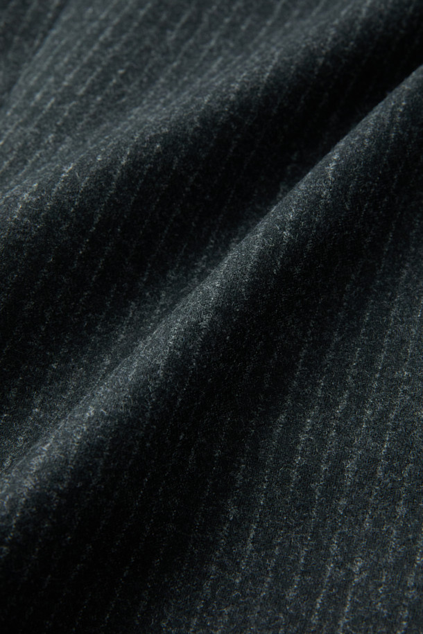 레다 울스트레치 밀드 스트라이프 수트 재킷 (Gray)은 남성용 수트 재킷으로, 포멀 및 비즈니스 스타일을 위한 완벽한 선택입니다. 겨울 시즌에 어울리는 두꺼운 두께감과 부드러운 촉감의 울, 폴리우레탄 혼방 소재로 제작되어 편안함과 보온성을 제공합니다. 클래식하고 미니멀한 디자인에 스트라이프 패턴이 들어가 세련된 분위기를 더하며, 라펠 폭 8.5cm, 싱글 버튼 여밈 방식으로 세련된 핏을 연출합니다. 도버라인 코트 타입에 레귤러핏으로 제작되었으며, 스트레치 기능이 있어 활동성을 보장합니다. 오피스룩, 비즈니스 캐주얼, 출근룩 등 다양한 TPO에 활용 가능합니다.
