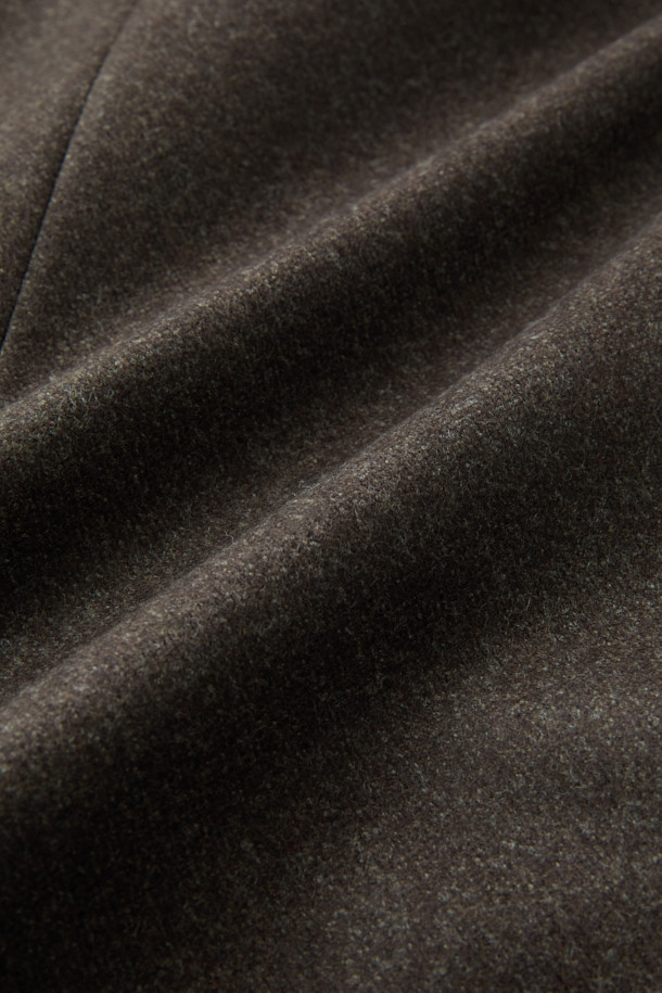 델피노 울 멜란지 솔리드 수트 재킷 (Brown)은 남성용 수트 재킷으로, 겨울철 포멀한 스타일을 완성하는 데 적합합니다. 델피노 울 100% 소재로 제작되어 고급스러운 착용감을 선사하며, 밀드 가공을 통해 부드러운 촉감을 더했습니다. 클래식한 무드의 레귤러핏 싱글버튼 디자인이며, 브라운 컬러의 솔리드 패턴으로 다양한 스타일 연출이 용이합니다. 오피스룩, 비즈니스 캐주얼, 모임룩 등 TPO에 맞춰 활용 가능하며, 미니멀하고 세련된 스타일을 선호하는 남성에게 추천합니다. 도버라인 디테일이 돋보이는 긴소매 재킷입니다.
