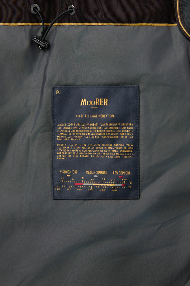 무레르(MOORER) 엘슨 3웨이 트렌치코트 다운은 남성용 아우터로, 클래식한 디자인과 뛰어난 보온성을 자랑합니다. 봄, 가을, 겨울 세 계절 모두 착용 가능하며, 일상 및 출근룩, 비즈니스 캐주얼, 모임룩 등 다양한 TPO에 활용할 수 있습니다. 롱 기장에 레귤러 핏으로 제작되었으며, 무지 패턴의 블랙 컬러로 시크하고 미니멀한 스타일을 연출합니다. 3웨이 디자인으로 분리형 이너와 다운 충전재를 사용하여 보온성을 극대화했으며, 버튼 여밈 방식과 긴 소매 기장으로 세련된 마무리를 더했습니다.
