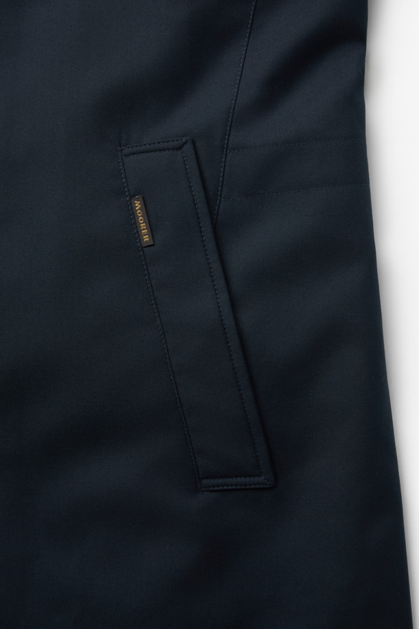 무레(MOORER) 엘슨 3웨이 트렌치코트 다운 네이비는 가을과 겨울, 출근룩과 비즈니스 캐주얼에 적합한 남성용 아우터입니다. 클래식하고 미니멀한 스타일의 이 트렌치코트는 레귤러 핏에 레귤러 기장으로, 무지 패턴의 네이비 컬러가 특징입니다. 버튼 여밈 방식과 긴 소매 디자인에, 탈부착 가능한 이너와 구스다운 충전재를 사용하여 보온성과 경량성을 동시에 갖췄습니다. 3웨이 디자인으로 다양한 스타일 연출이 가능하며, 일상에서 폭넓게 활용할 수 있습니다. 나일론 소재로 제작되어 튼튼하며, 세련된 디자인으로 완성도를 높였습니다.
