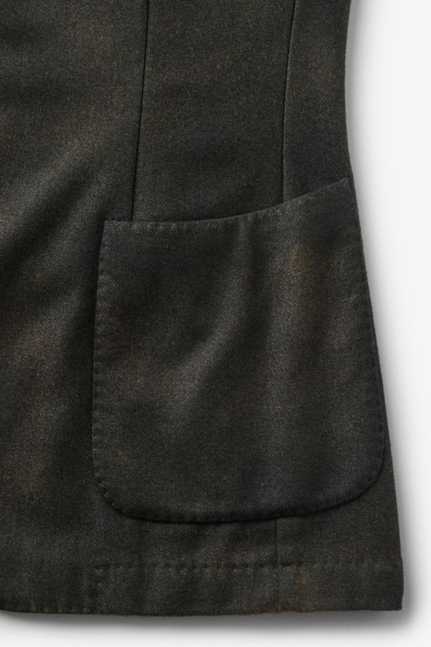 SANTANIELLO(산타니엘로) 핸드 스프레이 다잉 자켓은 남성용 자켓으로, 캐주얼한 스타일을 추구하는 분들께 적합합니다. 봄, 가을 시즌에 어울리는 얇은 두께감과 레귤러 핏으로 편안한 착용감을 선사합니다. 그레이, 브라운 컬러의 무지 디자인에 스프레이 다잉 처리로 은은한 멋을 더했으며, 테일러드 코트 타입의 싱글 버튼 여밈 방식으로 클래식한 분위기를 연출합니다. 비즈니스 캐주얼 및 출근룩으로, 또는 미니멀한 스타일을 선호하는 분들께 추천합니다.
