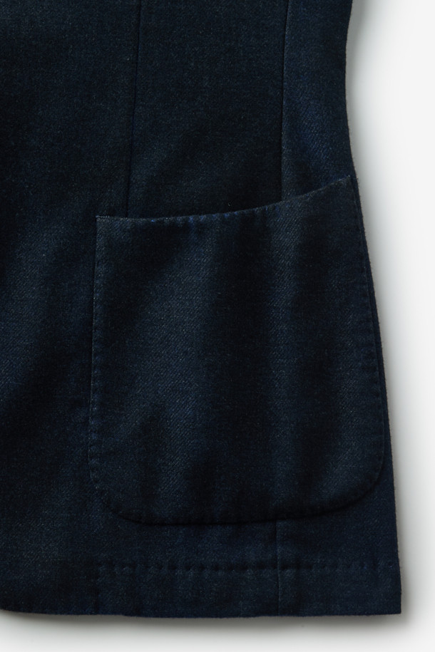 SANTANIELLO(산타니엘로) 핸드 스프레이 다잉 자켓은 남성용 자켓입니다. 블랙과 블루 두 가지 색상으로 출시되었으며, 캐주얼한 스타일을 연출하기 좋습니다. 봄, 가을에 착용하기 적합하며, 출근룩이나 비즈니스 캐주얼에도 활용 가능합니다. 레귤러 핏의 테일러드 코트 타입으로, 싱글 버튼 여밈 방식과 긴 소매 기장이 특징입니다. 스프레이 다잉 처리로 독특한 매력을 더했습니다.
