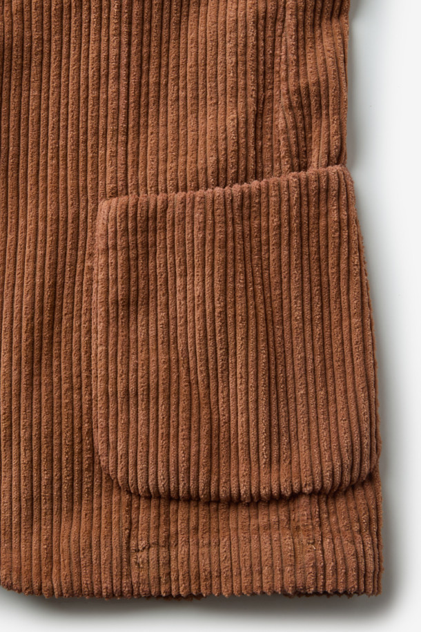 SANTANIELLO(산타니엘로) 볼드 코듀로이 재킷입니다. 짙은 브라운 컬러의 부드러운 코듀로이 소재로 제작되어 가을, 겨울 시즌 따뜻하고 포근하게 착용할 수 있습니다. 레귤러 핏에 싱글 버튼 여밈 방식, 긴 소매 기장으로 캐주얼하고 클래식한 분위기를 연출합니다. 출근룩과 모임룩 모두 활용 가능하며, 무지 디자인으로 미니멀한 스타일을 즐기는 분들께 추천합니다. 두꺼운 두께감으로 보온성을 높였습니다.
