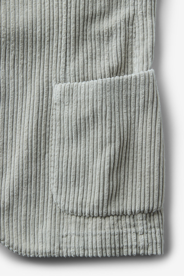 **SANTANIELLO(산타니엘로) 볼드 코듀로이 재킷**은 남성용 자켓으로, 캐주얼, 클래식, 미니멀 스타일을 모두 아우르는 매력적인 아이템입니다. 봄, 가을에 착용하기 적합하며, 출근룩으로도 활용할 수 있습니다. 그레이 컬러의 레귤러핏 자켓으로, 볼드한 코듀로이 원단과 싱글 버튼 디테일이 특징입니다. 두께감 있는 코듀로이 소재는 뻣뻣한 촉감을 선사하며, 긴 소매 기장으로 제작되었습니다. 
