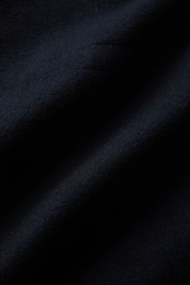 Mandelli(만델리) 캐시미어 4포켓 구스 다운은 남성용 겨울 아우터로, 일상과 TPO(출근룩, 비즈니스 캐주얼, 모임룩) 모두에 잘 어울리는 클래식하고 미니멀한 스타일을 연출합니다. 네이비 컬러의 무지 디자인에 레귤러핏으로 제작되었으며, 두꺼운 두께감과 부드러운 캐시미어 소재를 사용하여 고급스러운 촉감을 선사합니다. 4포켓 디자인과 버튼 여밈 방식으로 클래식한 멋을 더했으며, 긴 소매 기장과 구스다운 충전재로 보온성을 높였습니다. 럭셔리한 외관을 자랑하며, 겨울철 스타일과 보온성을 동시에 만족시키는 아이템입니다.
