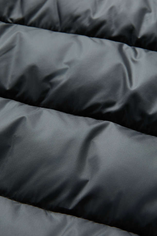 MOORER(무레르) 브란카 경량 다운은 봄, 가을 간절기에 활용하기 좋은 여성용 아우터입니다. 블랙 컬러의 무지 디자인으로 미니멀하고 베이직한 스타일을 연출하며, 출근룩과 캐주얼 스타일 모두에 잘 어울립니다. 얇고 부드러운 나일론 소재를 사용하여 가볍고 편안한 착용감을 제공하며, 크롭 기장과 레귤러핏으로 세련된 실루엣을 완성합니다. 집업 스타일의 숏패딩으로 긴 소매 디자인과 경량 보온 기능을 갖춰 간절기 날씨 변화에 유연하게 대응할 수 있습니다.
