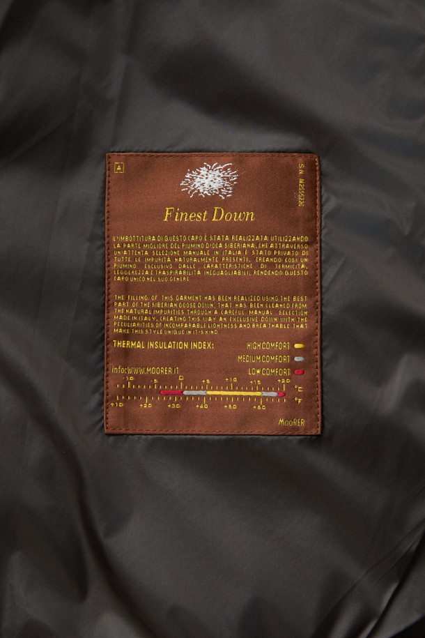 무레르(MOORER) 유리코 후디 경량 다운 자켓입니다. 네이비 컬러의 캐주얼하고 미니멀한 디자인으로, 겨울철 출근룩에 적합합니다. 얇은 두께감과 부드러운 촉감의 나일론 소재를 사용하여 편안한 착용감을 선사합니다. 집업 스타일의 레귤러핏 후드 자켓으로, 가죽 트리밍 디테일이 돋보입니다. 경량 및 보온 기능을 갖춘 실용적인 아이템입니다.
