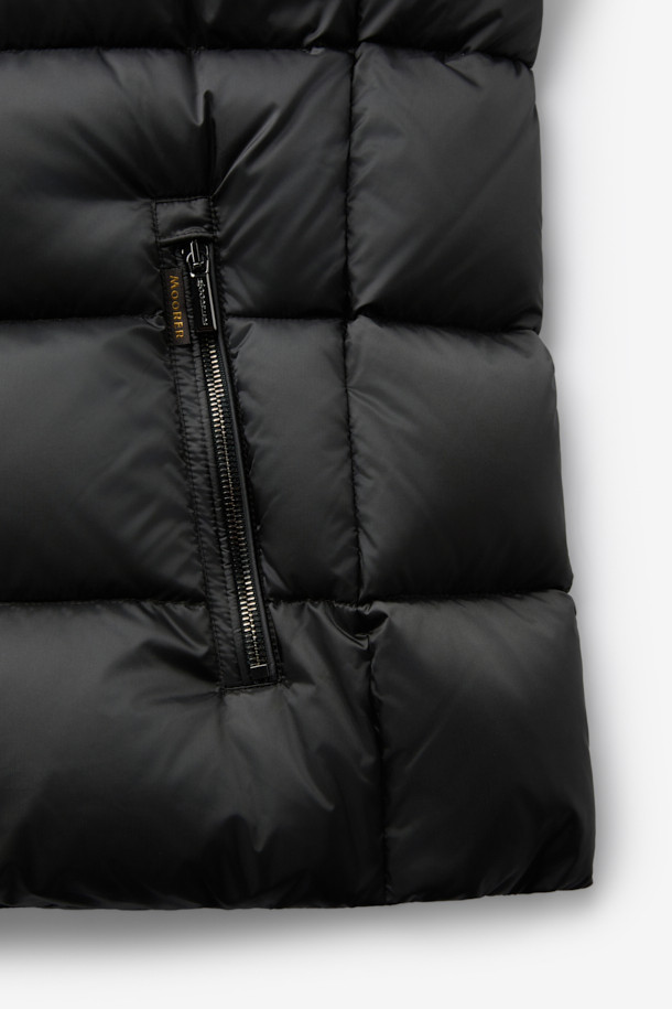 무레(MOORER) 브렛 후디 푸퍼 다운은 겨울철 캐주얼 스타일을 위한 필수 아이템입니다. 오버핏으로 제작되어 편안한 착용감을 선사하며, 후드와 볼륨감 있는 디자인이 돋보입니다. 무지 블랙 컬러와 숏 기장으로 어떤 옷에도 쉽게 매치할 수 있습니다. 보온성이 뛰어난 구스다운 소재를 사용하여 추운 날씨에도 따뜻하게 몸을 보호해 줍니다. 집업 여밈 방식과 긴 소매는 활동성을 더하며 부드러운 촉감으로 편안함을 더합니다.
