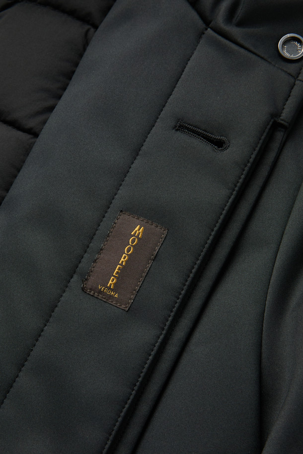 MOORER(무레르) 바네스 카라 퍼 헤비 다운은 겨울철 출근룩을 위한 클래식하고 미니멀한 스타일의 구스다운 점퍼입니다. 풍성한 퍼 카라가 돋보이며, 퀼팅 처리된 안감과 레귤러핏으로 제작되어 부드러운 촉감과 뛰어난 보온성을 제공합니다. 지퍼형 여밈 방식과 긴 소매 기장으로 편안함을 더했으며, 블랙 컬러의 무지 디자인으로 어떤 옷에도 쉽게 매치할 수 있습니다. 두꺼운 두께감의 헤비 다운으로 추운 날씨에도 따뜻하게 착용할 수 있습니다.
