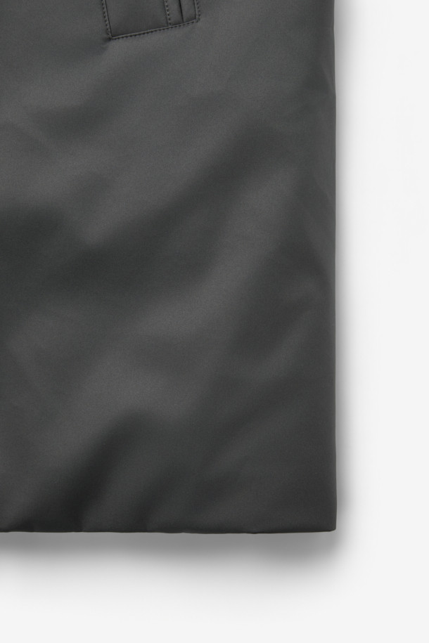 무어러 바네스 카라 퍼 헤비 다운은 겨울철 당신의 스타일을 책임질 헤비 구스다운 점퍼입니다. 블랙 컬러의 무지 디자인으로, 클래식하면서도 미니멀하고 시크한 스타일을 연출합니다. 레귤러핏과 레귤러 기장으로 편안한 착용감을 제공하며, 지퍼 여밈 방식으로 간편하게 입고 벗을 수 있습니다. 카라 퍼 디테일과 퀼팅 안감이 특징이며, 보온 기능을 갖춰 출근룩이나 연말 모임룩에 모두 잘 어울립니다. 부드러운 촉감의 구스다운 소재로 제작되어 뛰어난 보온성을 선사합니다.
