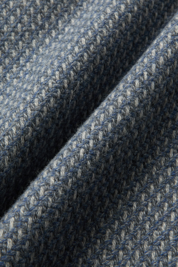 피아첸자 캐시미어 100% 풀퍼 코트는 우아함과 고급스러움을 동시에 선사하는 겨울철 필수 아이템입니다. 부드러운 촉감의 캐시미어 소재와 밍크 퍼 안감으로 제작되어 뛰어난 보온성을 자랑하며, 특별한 날을 위한 모임룩, 오피스룩, 연말 모임룩에 완벽하게 어울립니다. 클래식하고 미니멀한 디자인에 레귤러핏으로 제작되어 어떤 스타일에도 자연스럽게 매치할 수 있으며, 싱글 버튼 여밈 방식으로 세련된 실루엣을 연출합니다. 안감 전체에 퍼가 적용되어 한겨울에도 따뜻하고 포근하게 착용 가능하며, 투톤 컬러감이 은은한 포인트를 더합니다.
