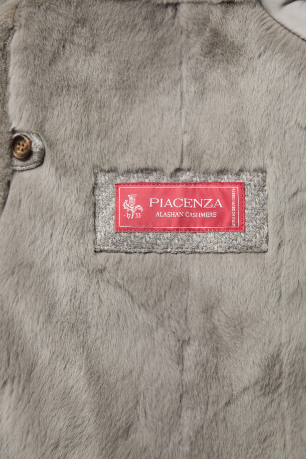 피아젠자 캐시미어 100 풀퍼 하프 코트는 가을과 겨울, 당신의 품격을 높여줄 하프 코트입니다. 클래식하고 엘레강스한 스타일을 추구하는 분들을 위한 아이템으로, 오피스룩, 모임룩, 연말 모임룩 등 다양한 TPO에 활용하기 좋습니다. 부드러운 촉감의 캐시미어와 밍크 퍼 안감으로 제작되어 고급스러움을 더했으며, 레귤러핏과 무지 패턴, 투톤 조직으로 세련된 디자인을 완성했습니다. 멜란지, 그레이 두 가지 컬러로 출시되어, 취향에 맞게 선택할 수 있습니다.
