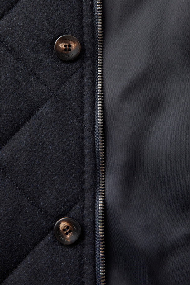 피아젠자 캐100 에든버러 코트는 겨울 시즌을 위한 클래식하고 시크한 스타일의 퀼팅 코트입니다. 부드러운 캐시미어와 울 소재의 혼방으로 제작되어 뛰어난 보온성과 고급스러운 촉감을 선사합니다. 블랙 컬러의 레귤러 핏 디자인에 탈착 가능한 천연 렉스 퍼 카라가 더해져 일상, 출근룩, 모임룩, 연말 모임룩 등 다양한 TPO에 활용 가능합니다. 버튼 여밈 방식과 긴 소매 기장으로 클래식한 디자인을 완성했으며, 무지 퀼팅 패턴이 세련된 느낌을 더합니다. 
