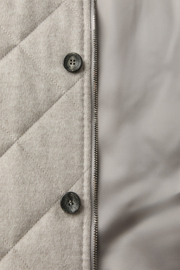 피아젠자 캐100 에든버러 코트는 여성들을 위한 겨울, 가을용 코트입니다. 베이지, 아이보리 두 가지 색상으로 출시되었으며, 클래식하고 미니멀한 스타일을 연출할 수 있습니다. 퀼팅 처리된 디자인에 미디엄 기장, 레귤러 핏으로 제작되었으며, 싱글 버튼 여밈 방식으로 간편하게 착용 가능합니다. 부드러운 촉감의 캐시미어, 모 소재를 사용하여 보온성을 높였으며, 탈착 가능한 천연 렉스 퍼 카라가 특징입니다. 출근룩, 모임룩으로 활용하기 좋으며, 고급스러운 분위기를 더해줍니다.
