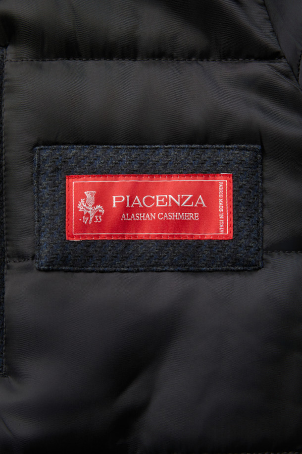 피아젠자 캐100 에든버러 드라이빙 코트는 고급스러운 소재와 디자인으로 완성된 아우터입니다. 네이비 컬러의 무지 디자인으로, 클래식하고 엘레강스한 스타일을 연출합니다. 캐시미어와 밍크 소재의 조화로 부드러운 촉감과 두꺼운 두께감을 자랑하며, 가을과 겨울 시즌에 따뜻하게 착용할 수 있습니다. 하프 기장의 레귤러핏 드라이빙 코트로, 싱글 버튼 여밈 방식과 퍼 카라, 패딩 안감이 특징입니다. 오피스룩, 비즈니스 캐주얼, 모임룩 등 다양한 TPO에 활용 가능하며, 미니멀하고 시크한 스타일을 완성합니다.
