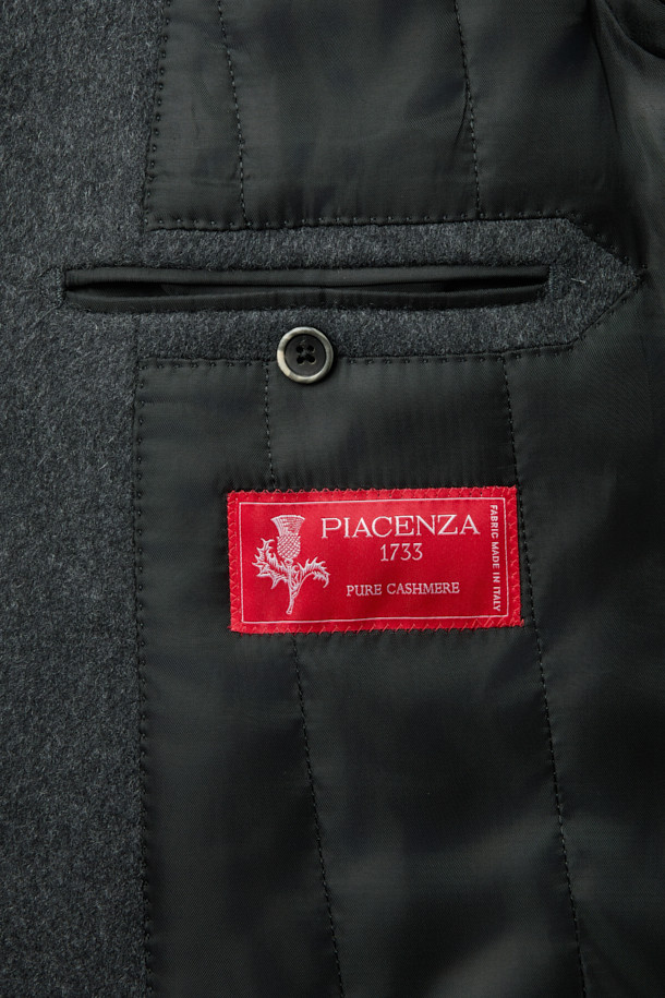 피아젠자 캐100 솔리드 체스터 코트는 이태리 PIACENZA사의 캐시미어 100% 소재로 제작되어 부드러운 촉감과 고급스러운 광택을 자랑합니다. 블랙, 차콜 두 가지 색상으로 출시되었으며, 잦은 회의나 중요한 약속 등 오피스룩, 비즈니스 캐주얼, 모임룩에 모두 잘 어울리는 클래식하고 세련된 스타일을 연출합니다. 레귤러핏 싱글버튼 디자인에 두꺼운 두께감으로 가을, 겨울 시즌 뛰어난 보온성을 제공하며, THIN DOWN 및 THINSULATE 충전재로 더욱 따뜻하게 착용할 수 있습니다. 긴 소매 기장의 레귤러 체스터 코트로, 미니멀하면서도 시크한 분위기를 선호하는 분들께 추천합니다.
