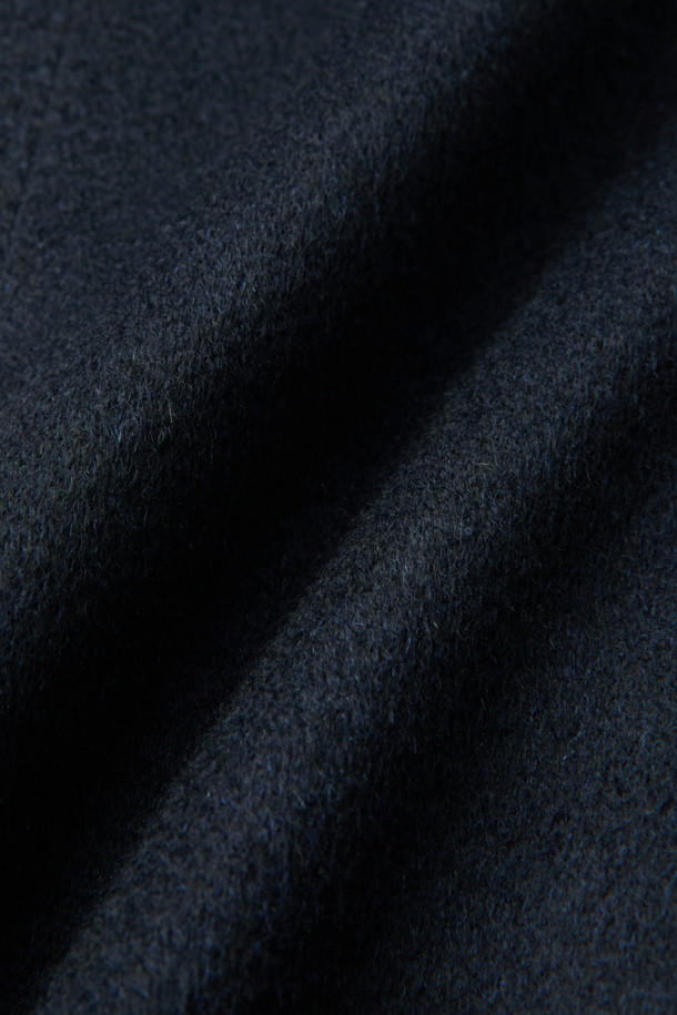 피아젠자 캐100 솔리드 체스터 코트는 네이비 컬러의 클래식한 무드를 선사하는 아우터입니다. 캐시미어 소재로 제작되어 부드러운 촉감을 자랑하며, 가을과 겨울에 따뜻하게 착용할 수 있습니다. 싱글 버튼 여밈 방식과 긴 소매 기장으로 세련된 디자인을 완성했으며, 안감은 패딩 처리되어 보온성을 높였습니다. 출근룩, 오피스룩, 모임룩 등 다양한 TPO에 활용 가능하며, 클래식, 미니멀, 시크 스타일을 즐기는 분들께 추천합니다.
