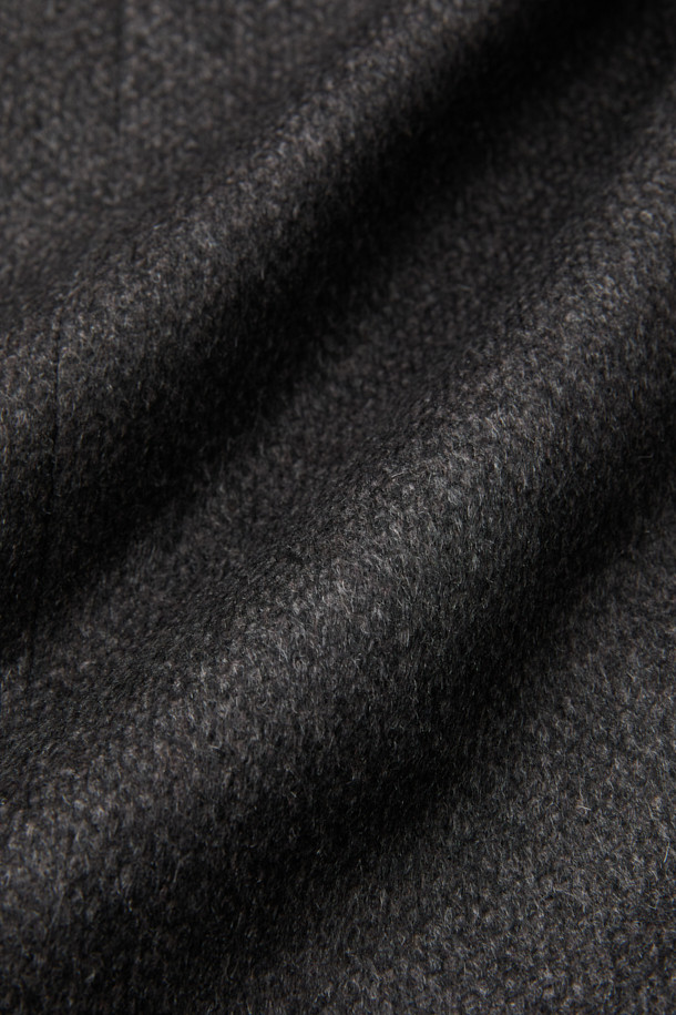 이태리 피아첸차 社의 캐시미어 100% 솔리드 셋인 코트입니다. 고급스러운 광택감과 부드러운 촉감이 특징이며, 클래식한 버드아이 패턴으로 세련된 분위기를 자아냅니다. 겨울철 보온성을 높여주는 씬 다운과 씬슐레이트 충전재를 사용하여, 추운 날씨에도 따뜻하게 착용할 수 있습니다. 출근룩, 오피스룩, 모임룩 등 다양한 상황에 활용할 수 있으며, 미니멀하고 시크한 스타일을 연출하기 좋습니다.