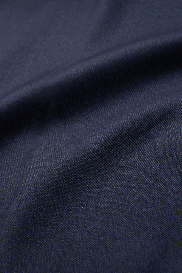 델피노 캐시실크 멜란지 솔리드 수트 재킷 (Navy)은 남성 고객을 위한 포멀 및 일상 착용에 적합한 수트 재킷입니다. 봄, 가을 시즌에 어울리는 중간 두께감으로, 클래식하고 미니멀한 스타일을 연출합니다. 이태리 델피노 원단을 사용하여 고급스러운 광택감과 부드러운 촉감을 선사하며, 레귤러핏 싱글버튼 디자인으로 제작되었습니다. 네이비 컬러의 멜란지 솔리드 패턴은 오피스룩, 비즈니스 캐주얼, 모임룩 등 다양한 TPO에 활용 가능합니다. 캐시미어와 실크 혼방 소재로 제작되어 편안함과 고급스러움을 동시에 느낄 수 있습니다.
