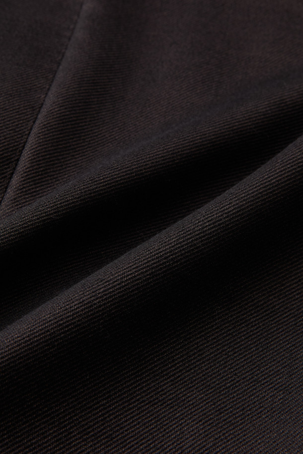 콜롬보 캐시실크 트윌 솔리드 수트 재킷 (Brown)은 남성을 위한 클래식하고 엘레강스한 스타일의 수트 자켓입니다. 브라운 컬러의 솔리드 패턴으로, 오피스룩, 비즈니스 캐주얼, 모임룩 등 다양한 TPO에 활용하기 좋습니다. 캐시미어와 실크 소재를 사용하여 부드러운 촉감과 은은한 광택을 자랑하며, 뛰어난 드레이프성을 느낄 수 있습니다. 레귤러핏, 싱글 버튼, 긴 소매, 레귤러 기장으로 디자인되었으며, 비접착 에든버러 수트로 제작되어 고급스러운 착용감을 선사합니다. 사계절 모두 활용 가능한 중간 두께의 수트 자켓입니다.
