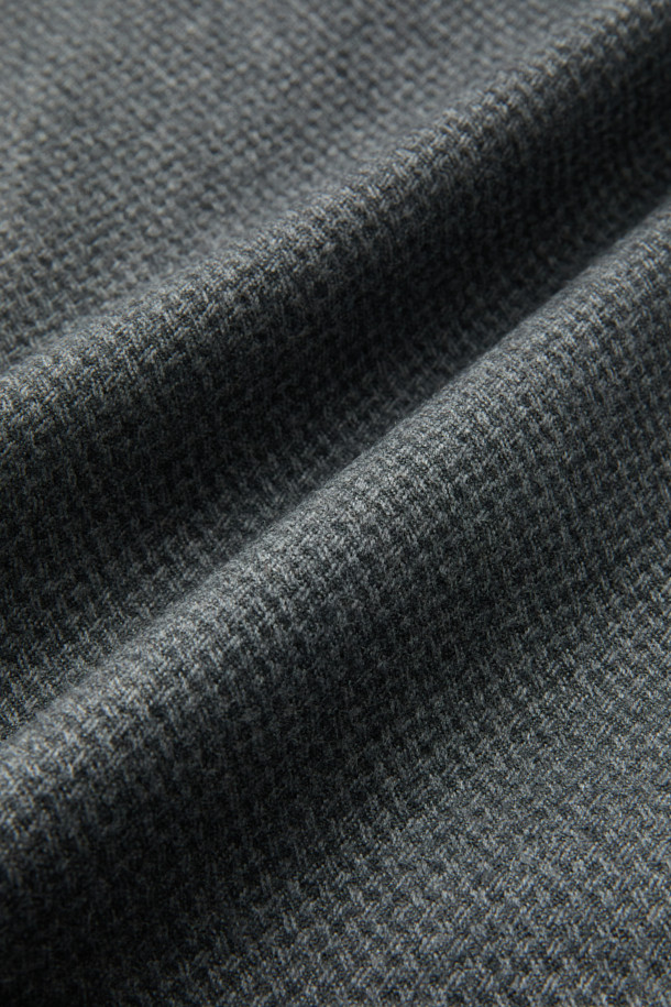 체루티(Cerruti) 울캐시 자카드 솔리드 수트 재킷 (Gray)은 겨울 시즌 남성용 아우터입니다. 포멀 및 비즈니스 용도로 적합하며, 클래식하고 미니멀한 스타일을 연출합니다. 울과 캐시미어 혼방 소재로 제작되어 부드러운 촉감과 두꺼운 두께감을 자랑합니다. 마이크로 조직감과 밀드 가공으로 고급스러운 분위기를 더하며, 싱글 버튼 레귤러핏 디자인으로 세련된 실루엣을 완성합니다. 오피스룩, 비즈니스 캐주얼, 출근룩 등 다양한 TPO에 활용 가능합니다.
