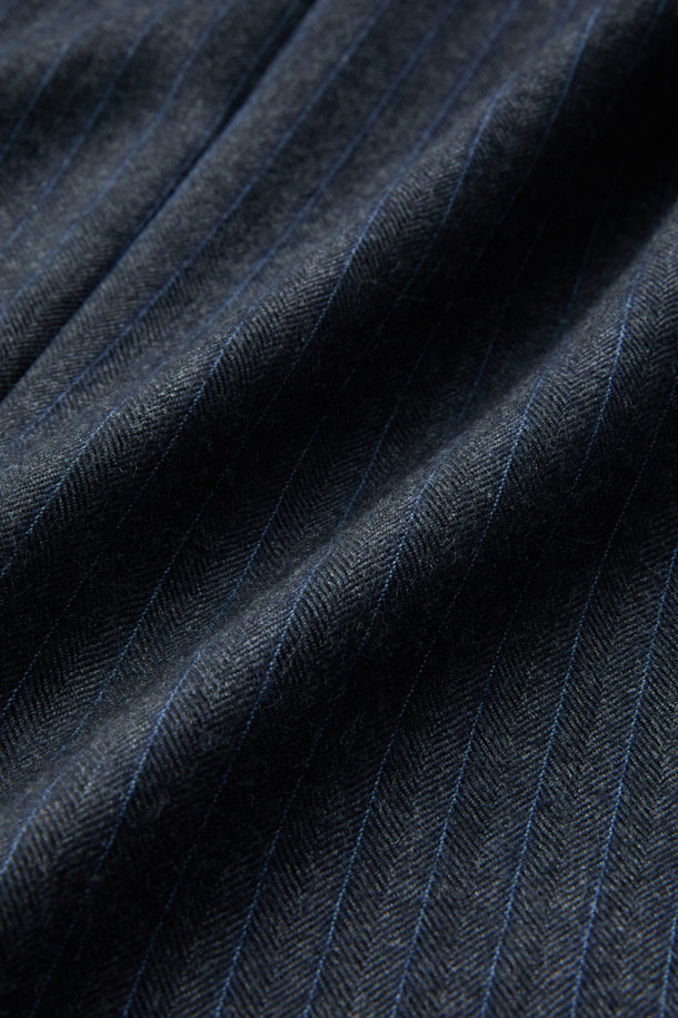 존 포스터 울 헤링본 스트라이프 수트 재킷 (블루)은 남성 고객을 위한 포멀 및 비즈니스 용도의 수트 자켓입니다. 봄, 가을, 겨울 계절에 착용하기 적합하며, 클래식한 스타일을 연출합니다. 울 100% 소재의 중간 두께감으로 제작되었으며, 헤링본과 스트라이프 패턴이 조화롭게 디자인되었습니다. 레귤러핏 싱글 버튼 방식으로, 오피스룩, 비즈니스 캐주얼, 출근룩 등 다양한 TPO에 활용할 수 있습니다.
