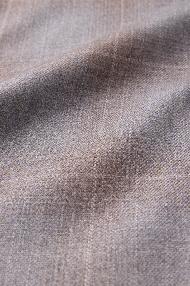 로로피아나 원단으로 제작된 캐시실크 브라운 체크 재킷입니다. 고급스러운 옴브레 체크 패턴과 광택감이 특징이며, 싱글 버튼 여밈으로 클래식한 분위기를 연출합니다. 오피스룩, 비즈니스 캐주얼, 모임룩 등 다양한 TPO에 활용 가능하며, 미니멀하고 시크한 스타일을 완성합니다. 캐시미어와 실크 혼방 소재로 부드러운 촉감과 우수한 착용감을 선사합니다. 긴 소매 기장의 레귤러 핏으로, 세련된 실루엣을 자아냅니다.
