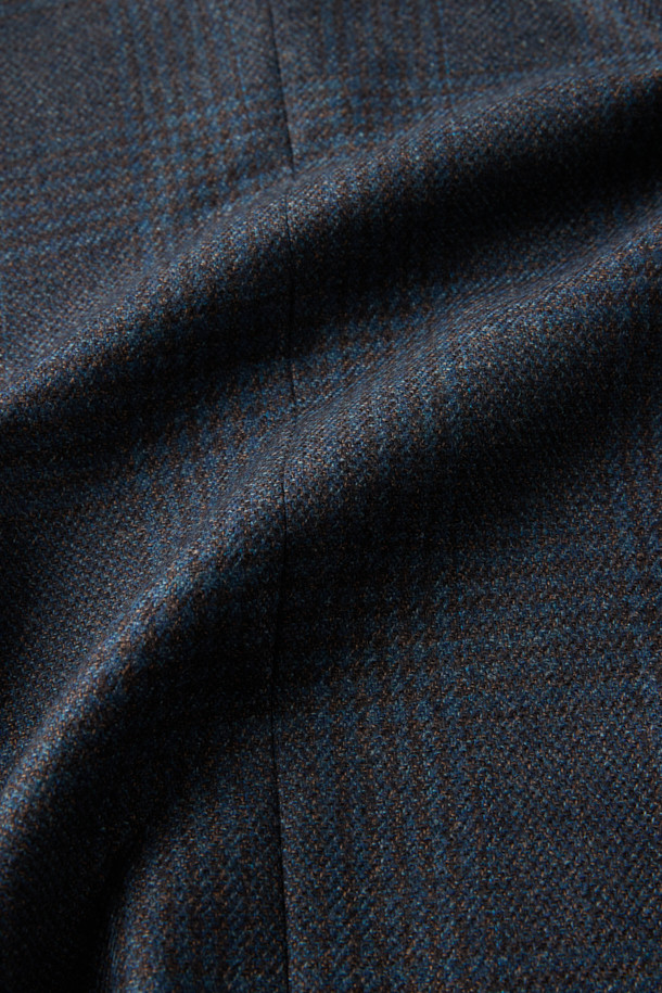 로로피아나 원단을 사용한 울 실크 브라운데코 글렌체크 재킷입니다. 봄, 가을에 어울리는 얇은 두께감으로 부드러운 촉감을 선사하며, 클래식한 스타일을 연출합니다. 남성용 레귤러핏 싱글버튼 재킷으로, 출근룩, 비즈니스 캐주얼, 모임룩 등 다양한 TPO에 활용 가능합니다. 트윌 조직감의 브라운 글렌체크 패턴이 세련된 느낌을 더하며, 미니멀한 디자인으로 어떤 스타일에도 쉽게 매치할 수 있습니다. 긴소매 기장으로 제작되었습니다.
