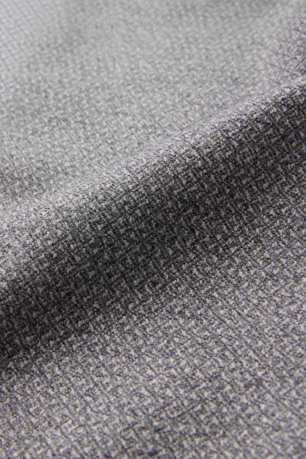 로로피아나(Loro Piana) 원단으로 제작된 울 마이크로 솔리드 재킷입니다. 부드러운 촉감과 고급스러운 외관을 자랑하며, 오피스룩, 비즈니스 캐주얼, 모임룩 등 다양한 TPO에 활용하기 좋습니다. 베이직하고 미니멀한 디자인으로, 클래식하고 시크한 스타일을 연출합니다. 멜란지 그레이 및 그레이 컬러의 솔리드 패턴으로, 레귤러 핏과 긴소매, 싱글 버튼 여밈 방식으로 제작되었습니다. 울 100% 소재로 제작되어 따뜻하고 편안한 착용감을 선사합니다.
