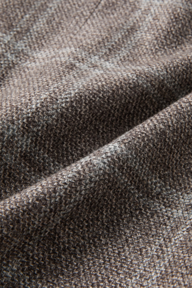 로로피아나 원단, 캐시미어 100% 소재의 남성 글렌체크 재킷입니다. 브라운, 그레이, 그린 컬러로 출시되었으며, 가을과 겨울에 착용하기 좋습니다. 포멀 및 일상 용도로 활용 가능하며, 클래식하고 엘레강스한 스타일을 연출합니다. 레귤러핏 싱글버튼 방식으로, 부드러운 촉감과 두께로 편안한 착용감을 선사합니다. 오피스룩, 비즈니스 캐주얼, 모임룩 등 다양한 TPO에 활용 가능한 미니멀하고 클래식한 디자인의 테일러드 코트입니다.
