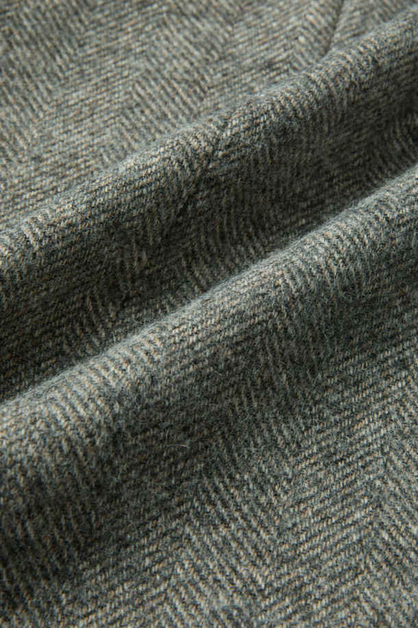 페를라 울알파카 헤링본 재킷은 남성 고객을 위한 클래식하고 베이직한 디자인의 자켓입니다. 가을과 겨울에 착용하기 좋은 두꺼운 두께감으로, 부드러운 촉감이 특징입니다. 이태리 페를라(FERLA) 원단을 사용하여 고급스러움을 더했으며, 레귤러핏 싱글버튼 방식으로 제작되었습니다. 오피스룩, 비즈니스 캐주얼, 모임룩 등 다양한 TPO에 활용 가능하며, 헤링본 패턴의 베이지 컬러가 세련된 스타일을 연출합니다.
