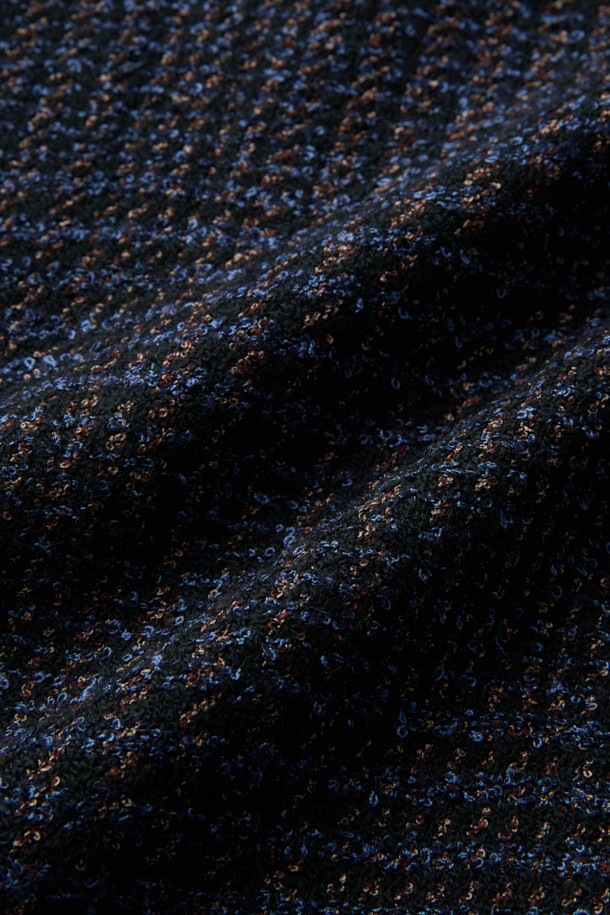 보또쥐세페 울실크 멀티컬러 빅글렌체크 재킷은 가을, 겨울 시즌에 어울리는 아우터입니다. 네이비, 브라운, 블랙의 멀티컬러 배색과 빅 글렌체크 패턴이 특징이며, 울과 실크 소재로 제작되어 고급스러운 촉감을 선사합니다. 오피스룩, 비즈니스 캐주얼, 모임룩 등 다양한 TPO에 활용 가능한 클래식 스타일의 재킷입니다. 긴 소매 기장으로 디자인되어 있으며, 미니멀하고 시크한 분위기를 연출합니다.
