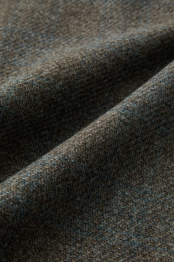 제냐 울캐시 멀티조직 체크 자켓은 브라운과 틸 블루 컬러로 제공되는 남성용 아우터입니다. 가을, 겨울 시즌에 어울리도록 두꺼운 울과 캐시미어 혼방 소재로 제작되어 부드러운 촉감을 선사합니다. 클래식한 스타일의 레귤러핏 자켓으로, 싱글 버튼 여밈 방식과 긴 소매 기장이 특징입니다. 멀티조직 체크 패턴이 돋보이며, 오피스룩, 비즈니스 캐주얼, 모임룩 등 다양한 TPO에 활용 가능합니다.
