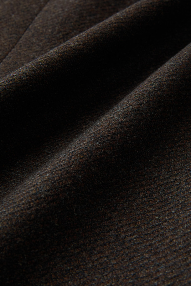 제냐 울캐시 멜란지 솔리드 재킷은 부드러운 울과 캐시미어 혼방 소재로 제작되어 고급스러운 촉감과 보온성을 제공합니다. 브라운 컬러의 멜란지 패턴과 트윌 조직은 클래식하면서도 세련된 분위기를 연출하며, 싱글 버튼 여밈과 레귤러 핏 디자인으로 편안한 착용감을 선사합니다. 오피스룩, 비즈니스 캐주얼, 모임룩 등 다양한 TPO에 활용 가능하며, 미니멀하고 클래식한 스타일을 선호하는 분들께 추천합니다. 특히 가을, 겨울 시즌에 최적화된 긴 소매 기장의 레귤러 자켓입니다.
