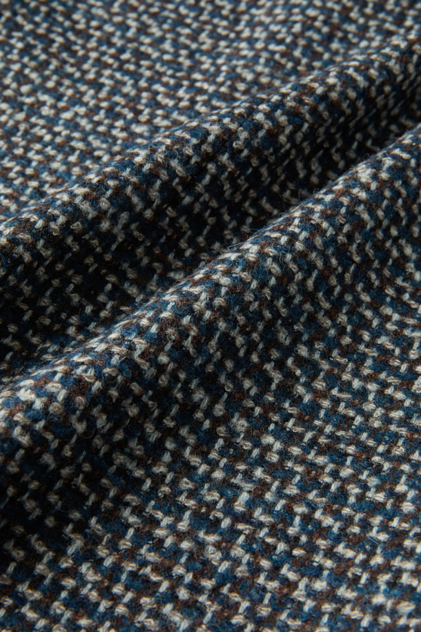 이태리 페를라(FERLA) 원단을 사용하여 고급스러움을 더한 페를라 멀티 마이크로 재킷입니다. 와인, 네이비, 그레이 세 가지 색상으로 출시되어 다양한 스타일 연출이 가능합니다. 불규칙 패턴으로 디자인되어 세련된 느낌을 주며, 출근룩, 모임룩, 비즈니스 캐주얼 등 TPO에 맞춰 활용하기 좋습니다. 울과 알파카 혼방 소재로 제작되어 부드러운 촉감과 보온성을 제공하며, 긴 소매 기장으로 클래식, 미니멀, 시크한 스타일을 완성합니다. 아이보리, 네이비, 브라운, 블랙 이너와 매치하여 다채로운 분위기를 연출해보세요.
