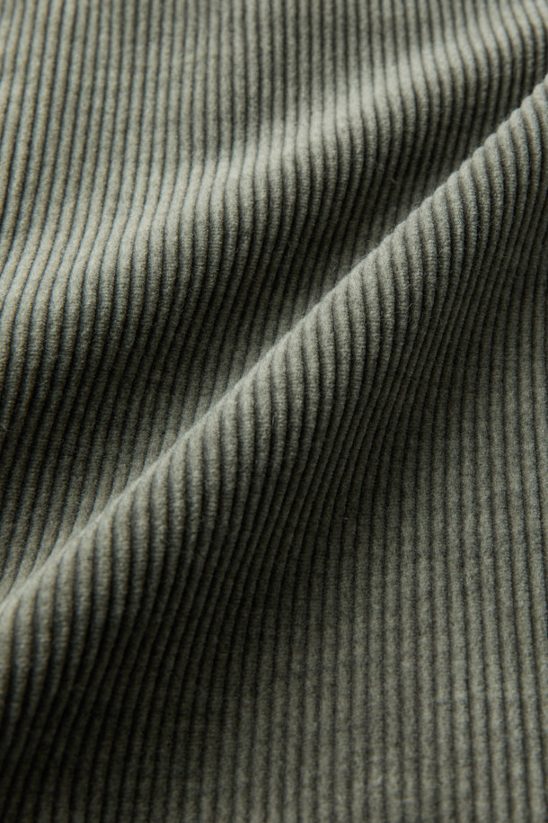 제냐 캐시코튼 코듀로이 재킷은 남성용 아우터로, 가을과 겨울에 착용하기 좋습니다. 부드러운 캐시미어, 면, 코듀로이 혼방 소재로 제작되어 따뜻하고 편안한 착용감을 선사합니다. 카키 컬러의 무지 디자인에 레귤러 핏, 싱글 버튼 여밈 방식으로 클래식하고 캐주얼한 스타일을 연출합니다. 비즈니스 캐주얼, 출근룩, 모임룩 등 다양한 TPO에 활용 가능하며, 미니멀한 스타일을 선호하는 분들께 추천합니다. 긴 소매 기장의 두꺼운 재킷입니다.
