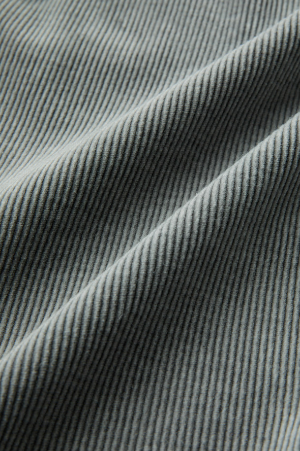 제냐 캐시코튼 코듀로이 재킷은 남성 고객을 위해 제작된, 고급스러운 분위기의 테일러드 재킷입니다. 부드러운 촉감의 코듀로이, 면, 캐시미어 혼방 원단으로 제작되어 봄, 가을에 착용하기 좋으며, 두꺼운 두께감으로 보온성을 더했습니다. 레귤러핏에 싱글 버튼 여밈 방식, 레귤러 기장으로 클래식하면서도 캐주얼한 스타일을 연출합니다. 출근룩, 비즈니스 캐주얼, 모임룩 등 다양한 TPO에 활용할 수 있으며, 그레이 컬러로 미니멀한 스타일을 완성할 수 있습니다.
