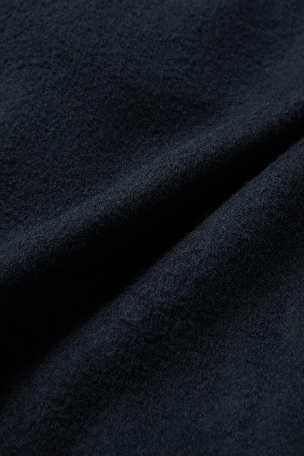 [MOVERE X ROLIAT] 발마칸 코트는 울과 캐시미어 혼방 소재로 제작되어 부드러운 촉감과 뛰어난 보온성을 제공합니다. 래글런 소매와 A라인 실루엣이 특징이며, 세미 루즈핏으로 편안하면서도 클래식한 스타일을 연출합니다. 무지 디자인의 블랙 컬러로, 출근룩, 오피스룩, 모임룩 등 다양한 TPO에 활용할 수 있습니다. 히든 포켓 디테일과 스냅 버튼 여밈 방식으로 미니멀하고 시크한 무드를 더했습니다. 가슴둘레 123cm의 넉넉한 기장감으로 겨울, 가을 시즌에 활용하기 좋습니다.
